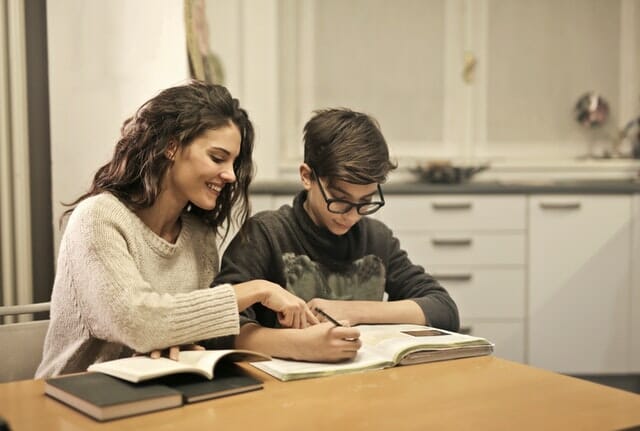 ADHD in childhood sometimes shows differences compared to adulthood. In particular, the restlessness of movement manifests itself in different behavior as we get older. 