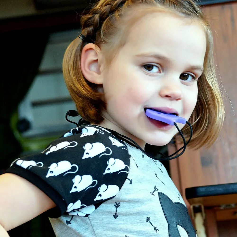 Chewigem Cat chew jewelry helps children to reduce biting on clothing and nails and helps to process stimuli