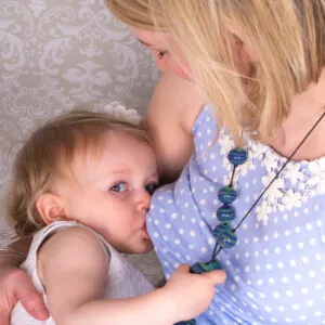 Gumigem / chewigem mother jewelry provides relief from teething