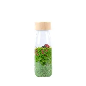 Petit boum Sound Bottle Ladybirds is a sensory bottle filled with grass and ladybugs. Shake, listen and watch.