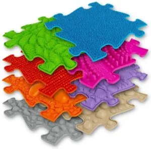 The sensory play mat set represents a balanced combination of hard and soft surfaces. An ideal barefoot path.