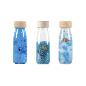 The petit boum pack Serenity is a set of 3 beautiful sensory bottles in shades of blue. The set includes a float bottle, spy bottle and sound bottle.