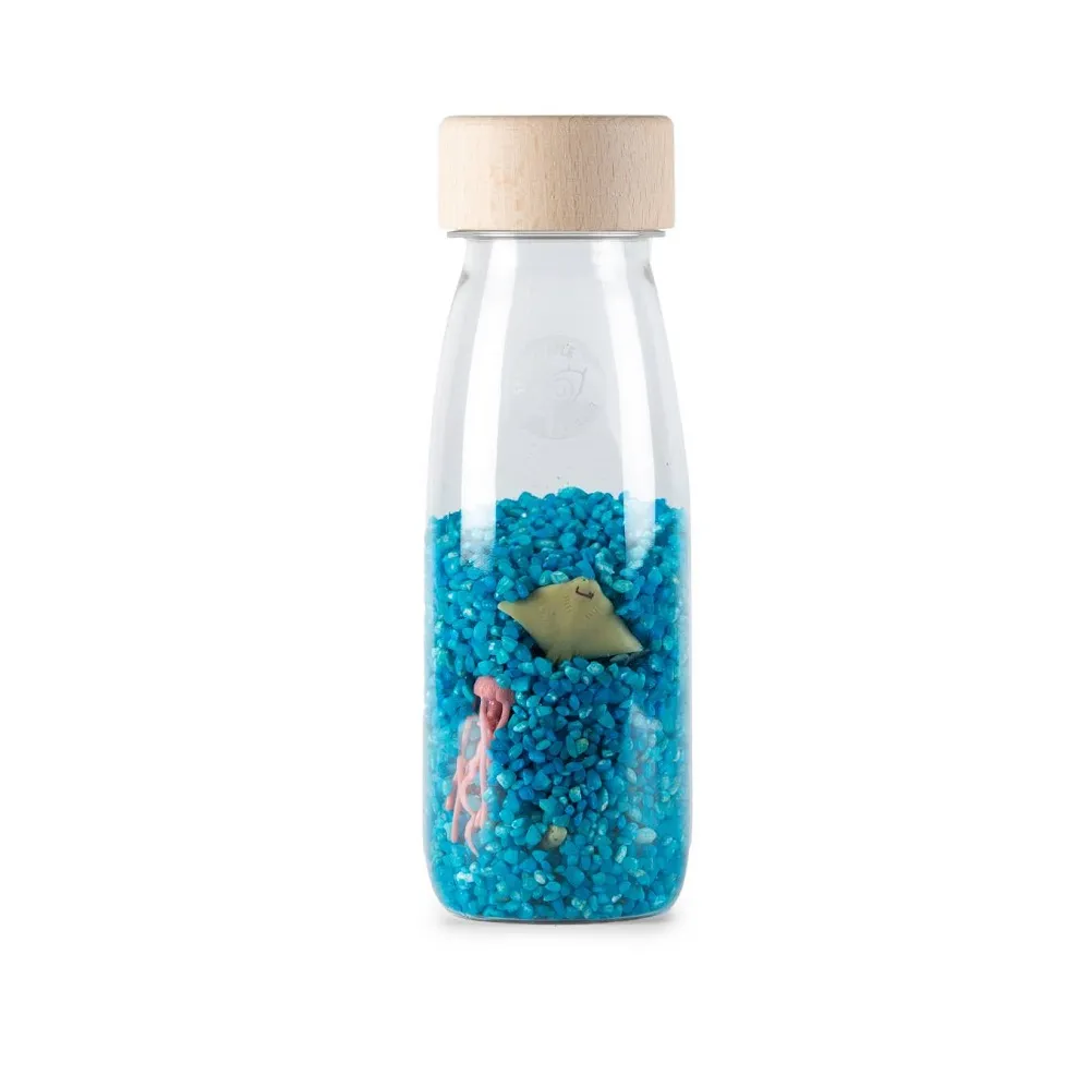 Petit Boum Sensory Bottle Sea contains animals from the sea, think of a Rof and shark.