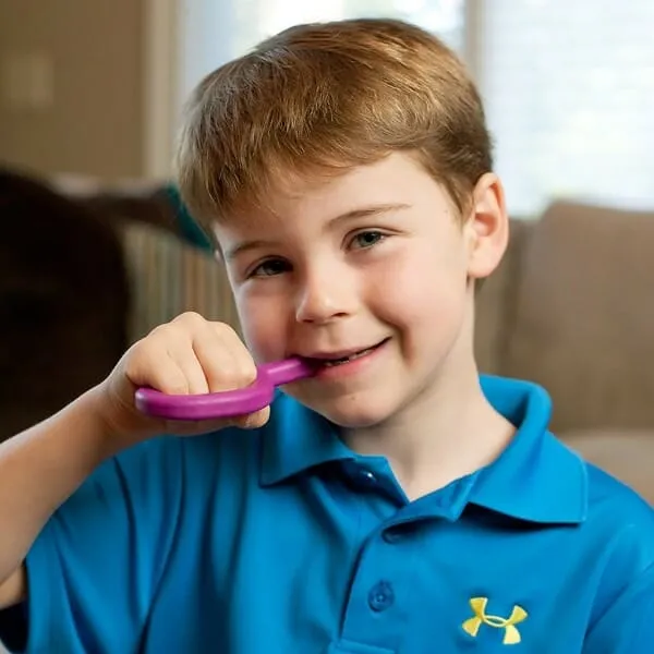 The Ark Therapeutic Grabber has a P-shaped design. The loop makes it easy to hold. The long bar makes it possible to reach the back molars. Do you have a chewing need? Use the Grabber as a safe alternative to chewing on hands, shirts, pencils, etc.