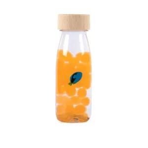 This petit boum sensory bottle helps children with ADHD or autism calm down, shake and watch the swirling fish between the water pearls