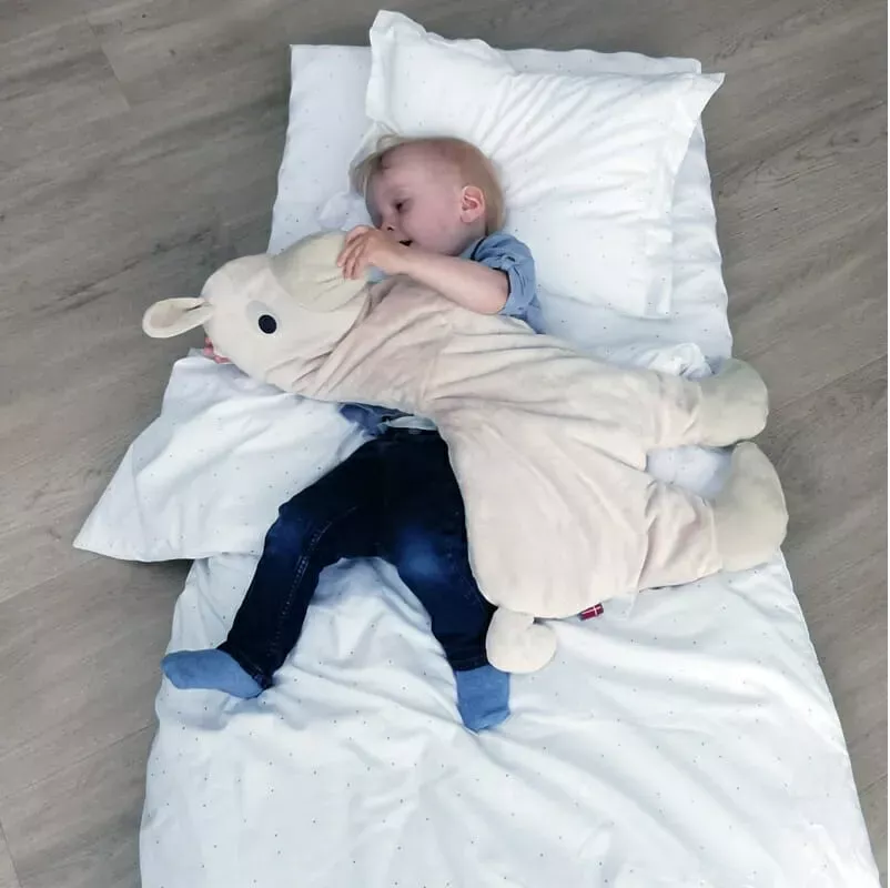 oliz weighted blanket coconut is a soft llama that offers your child comfort and security and helps with sleep problems