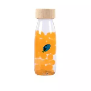 This petit boum sensory bottle helps children with ADHD or autism calm down, shake and watch the swirling fish between the water pearls