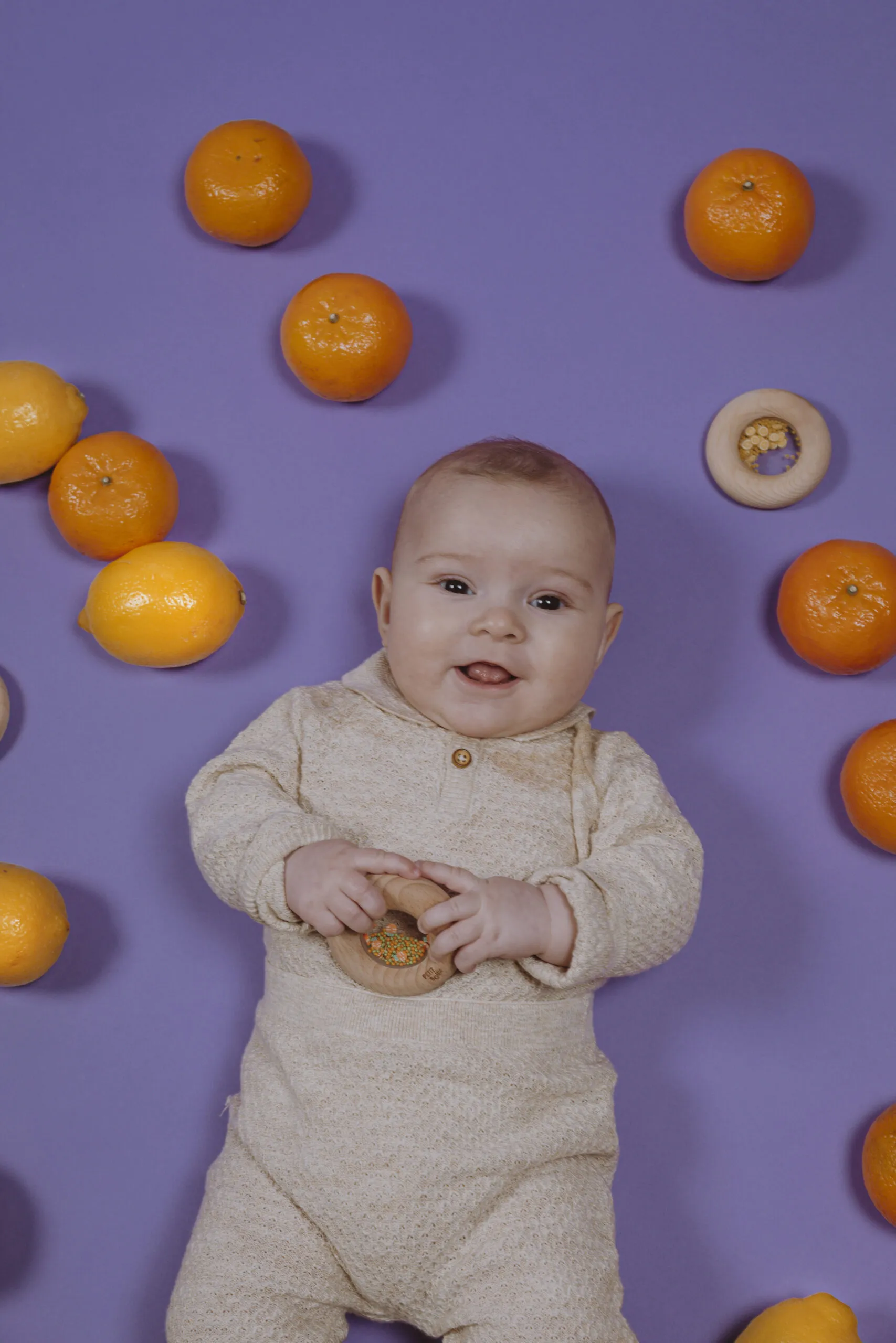 Meet the petit boum wooden sensory donuts. Ideal for exploring both visually and auditorily and is resistant to biting.