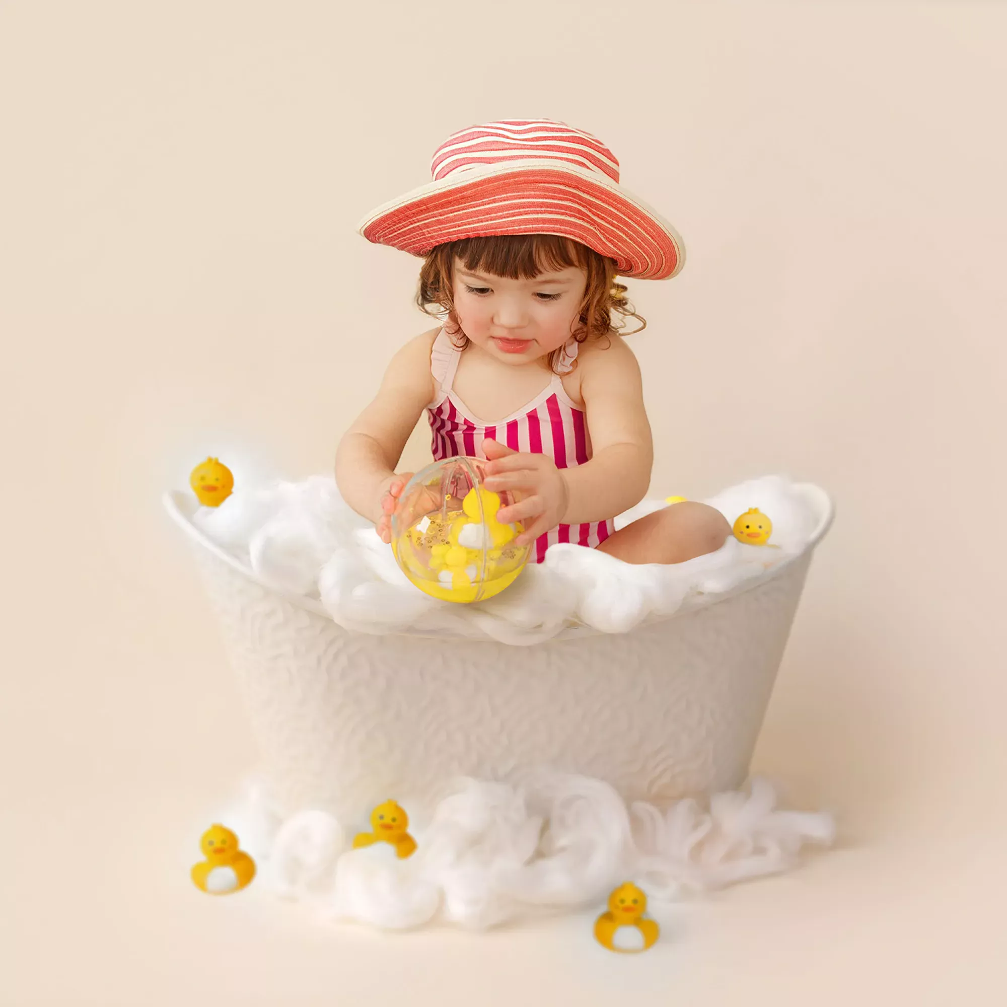 Cheerful floating duck from Petit Boum Happy Bubbles, stimulates senses and fine motor skills