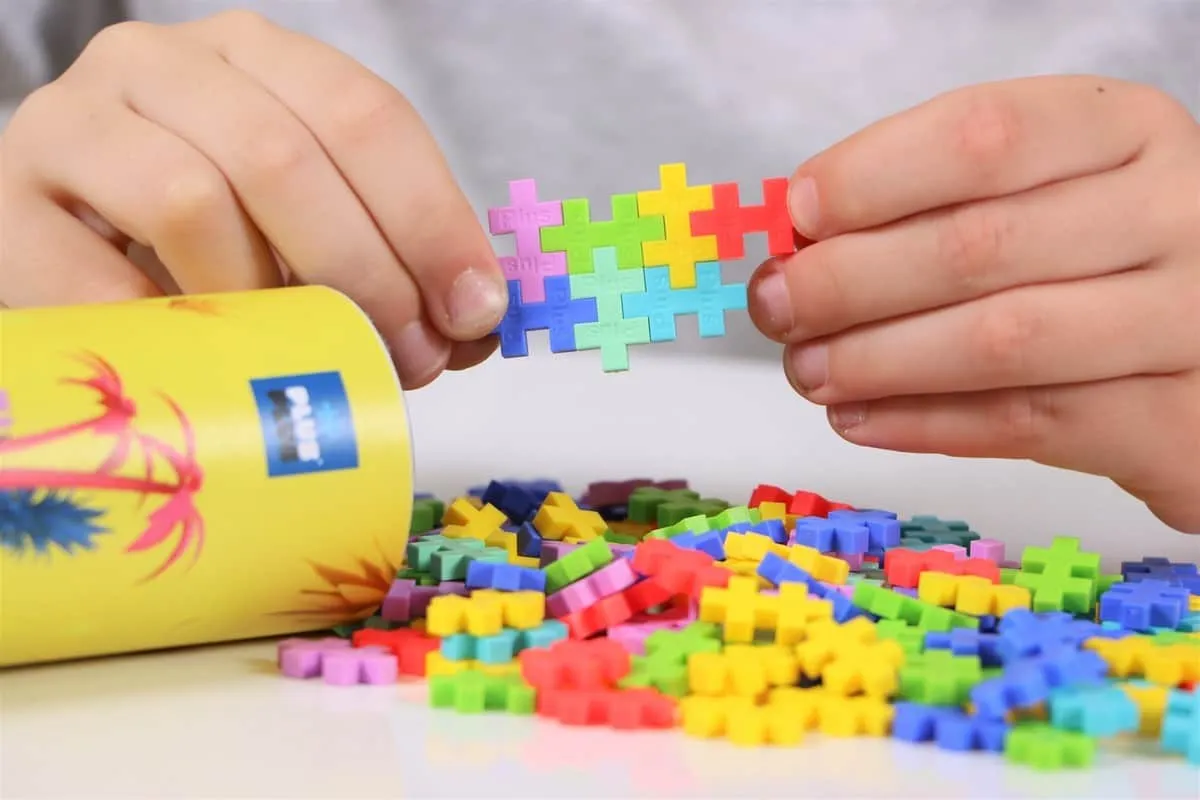 Plus-Plus Tropical bevat 100 kleurrijke bouwstenen voor eindeloze 2D- en 3D-creaties. Stimuleert creativiteit, fijne motoriek en probleemoplossend voor kinderen vanaf 5 jaar.