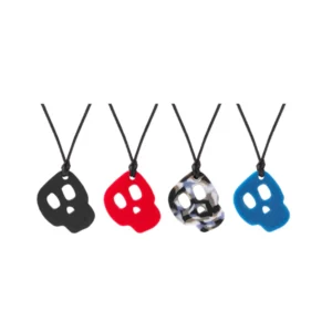 De Kauwkettingen Skull van Chewigem zijn een stoer kauwsieraad voor kinderen met lichte kauwbehoefte. Het schedel voelt aan de ene zijde glad en aan de andere zijde is deze voorzien van nopjes voor extra sensorische stimulatie in het mondgebied. Deze kauwketting is populair bij jongens!
