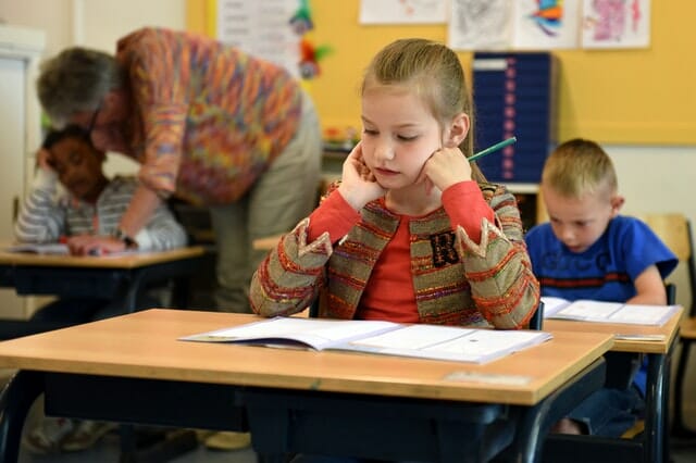 Use calming activities in the classroom. Read our tips to de-stimulate children here