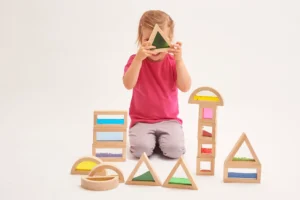 tickit sensorische blokken is een set van 16 blokken gevuld met vloeistof, parels of zand voor creatief bouwen