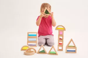 tickit sensorische blokken is een set van 16 blokken gevuld met vloeistof, parels of zand voor creatief bouwen
