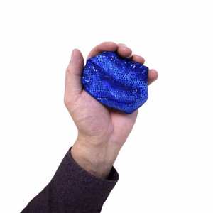 De manimo stressbal is heerlijk voor tactiele en visuele prikkels. Hij heeft dezelfde lycra voering als de serie verzwaring knuffels van Manimo. Je kunt deze stressballen ook als pittenzakjes gebruiken.