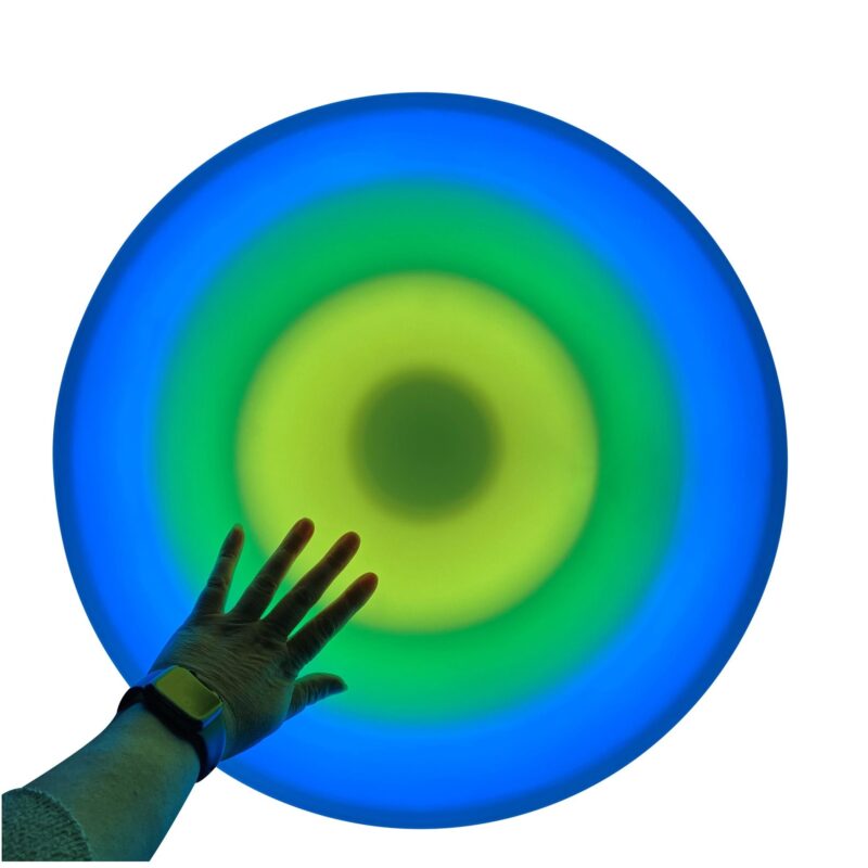 De interactieve vloertegel is een unieke sensorische belevenis. Met aanraken verandert de kleur.. Gebruik hem in een snoezelruimte om bewegen te stimuleren.