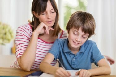 Tips for at home now that the schools are closed because of the coronavirus. With these tips you offer structure and a day program to your child.