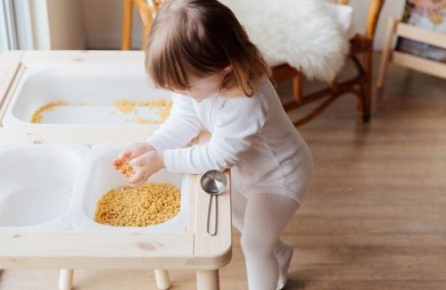 A sand table and water table is indispensable for the development of your child. This stimulates sensorimotor skills.