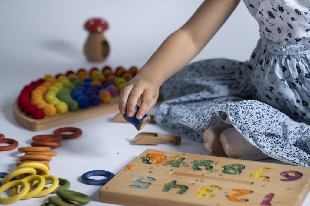 Montessori toys, what is it? What is the vision and which materials fit the ideas of Montessori.