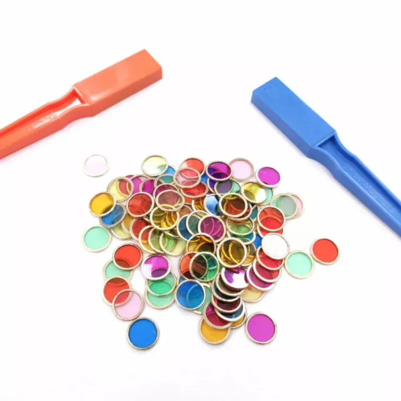 Magnetische set bestaat uit 2 magnetische staven en 100 gekleurde plastic chips. Een leuke set om binnen het basisonderwijs kinderen te leren kennismaken met magnetisme.