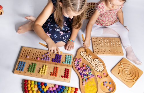 Montessori at home toy tips : in this article you can read who montessori is, what the game tips are from montessori and we show you 5 great toy tips that fit the ideas of this pedagogue