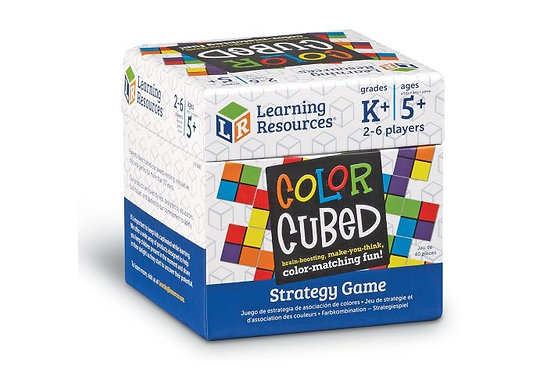 Kinderen en volwassenen spelen samen het Color Cubed breinspel – uitdagend educatief familiespel