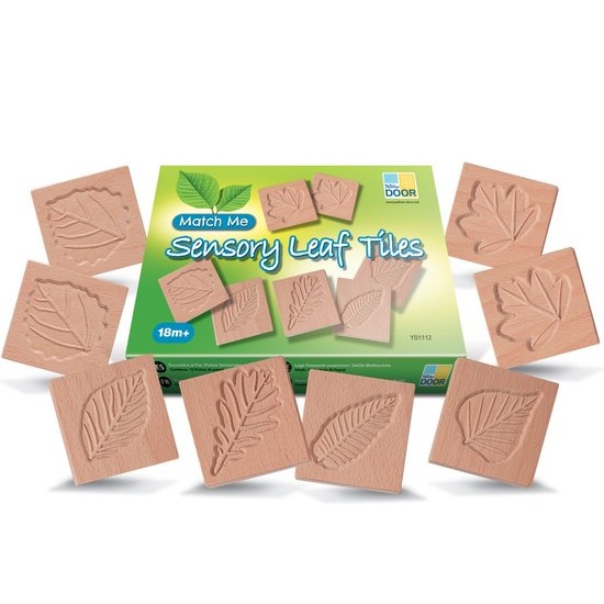 Een prachtige set met twaalf bladeren in de vorm van houten tegels van het merk Yellow Door