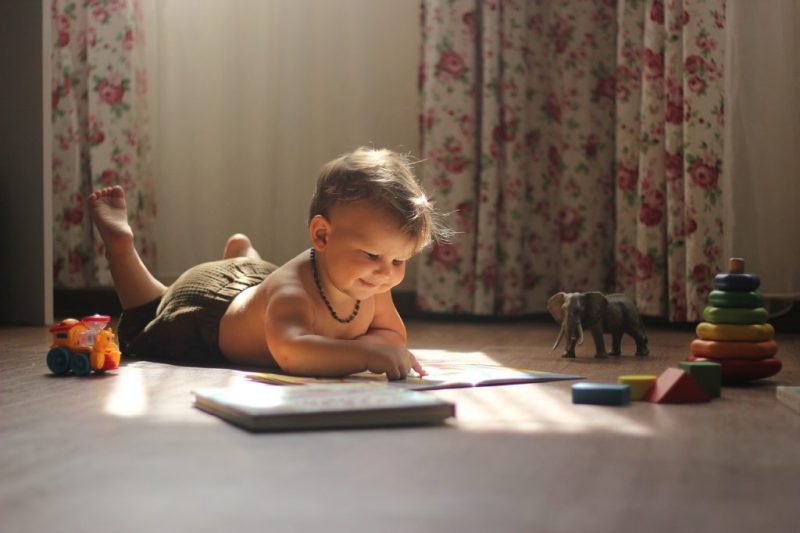 Moving learning toddlers is unfortunately even less in the spotlight. While it is important for the development of your child. Moving makes it easier for your child to understand the world around them