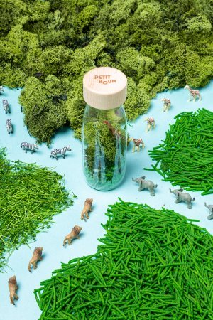 Petit boum sensorische fles Jungle geeft een indruk van het leven in het oerwoud. Schud en ontdek de dieren in de jungle.