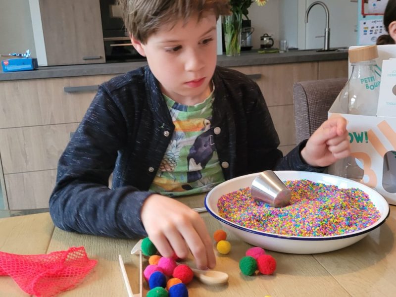 petit boum sensory bottle filled with rice and attributes allows for hours of sensory play. Let children scoop, hide pompom balls in the rice or fill the bowl with rice.