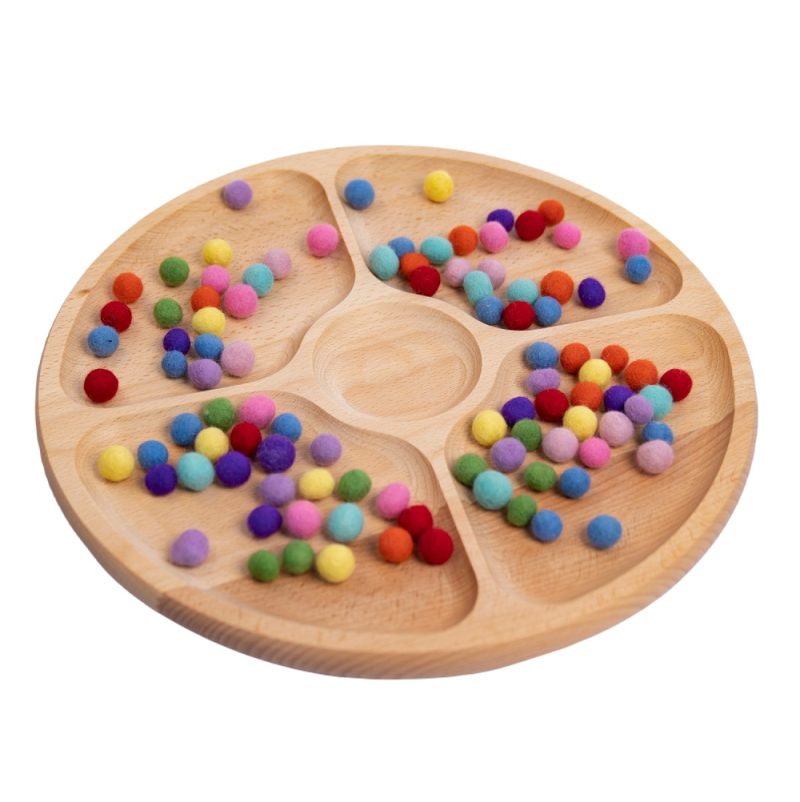 Pagalou round sorting bowl is an attractive way to offer loose game elements to children. Let children sort play materials by color or shape, for example in combination with the wooden treasures of tickit