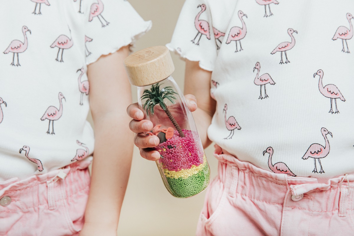 voor meiden is de petit boum spy bottle een mooie kennismaking met de tropische flamingo