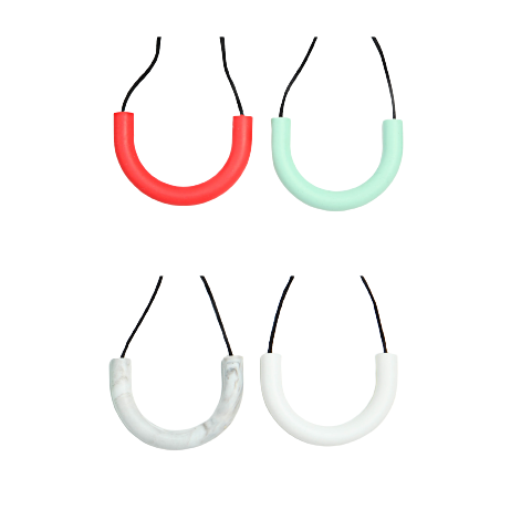 Bite chain chewigem curve is a simple chew chain in the form of a curved tube with a cord through it. It feels smooth. This curved pendant is suitable for adults and children with chewing needs. Chewing a chewing jewelry helps process stimuli and is a safe alternative for children and adults who bite on nails or clothing.