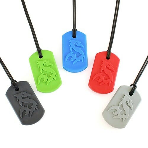 The chewing necklace dragon, ark's dragon is a dragon chewing chain and is the ideal chewing jewelry for the dragon dance. The bite chain dragon has an increased texture, stimulating for visual and tactile stimuli. Due to the robust shape, it is certainly suitable for sturdy chewers.