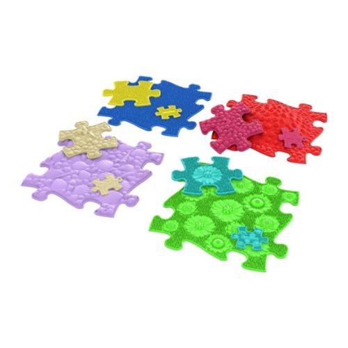 Muffik Tactile Memory challenges children to perceive the surface of the puzzle pieces with their feet, but also with the other senses, and to match them with the pieces in their hand. They can also practice colors and link keychains with the same surface and color to individual puzzles.