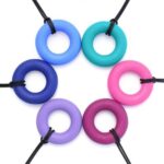 The Ring chew jewelry from Ark is a cheerful teething necklace. This chewing jewelry is suitable for children and adults who like to chew with their front teeth.