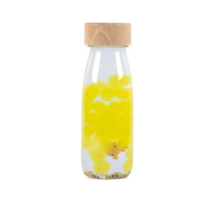 Maak kennis met de petit boum fles, gevuld met waterbeads en een gele vis, schud en kijk en kalmeer je kind