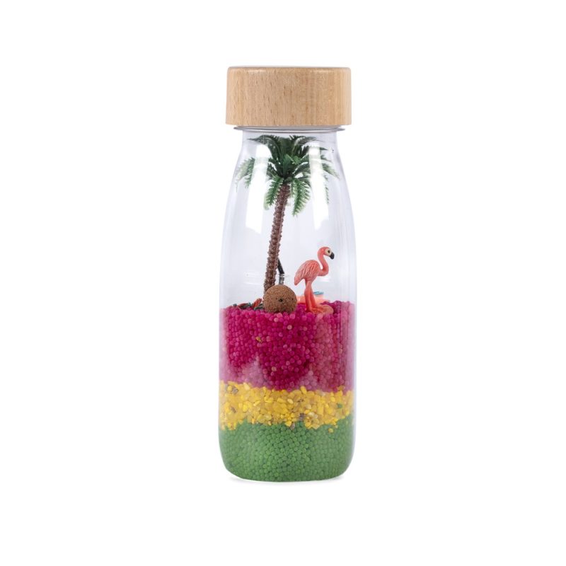 Petit Boum Spy Bottle Flamingo is a cheerful sensory bottle that introduces your child to an exotic destination. Imagine yourself on an exotic island and look for flamingos, palm trees and exotic food.
