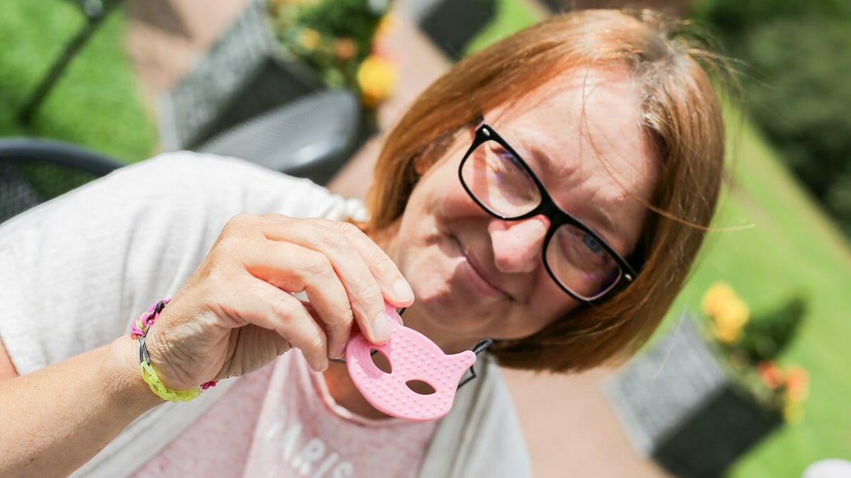 Chewing need and use of chewing jewelry in dementia