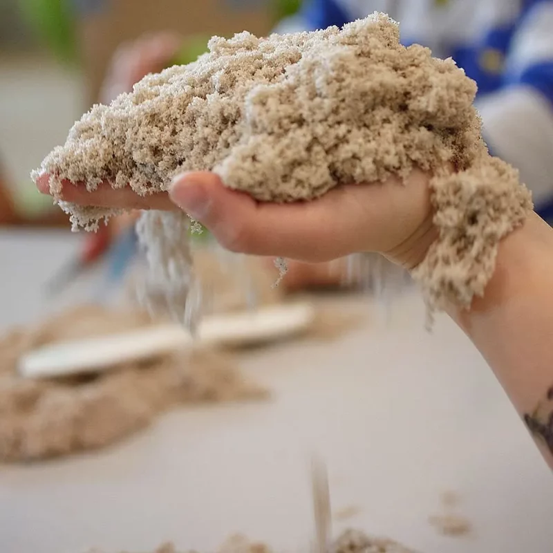 kinetic sand is kinetic playing sand, ideal for stimulating fine motor skills and as a sensory game