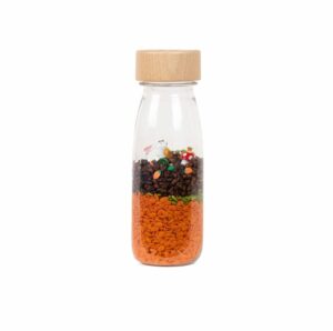 Petit Boum Easter is an Easter-themed sensory bottle. Look for hare, eggs and carrots.