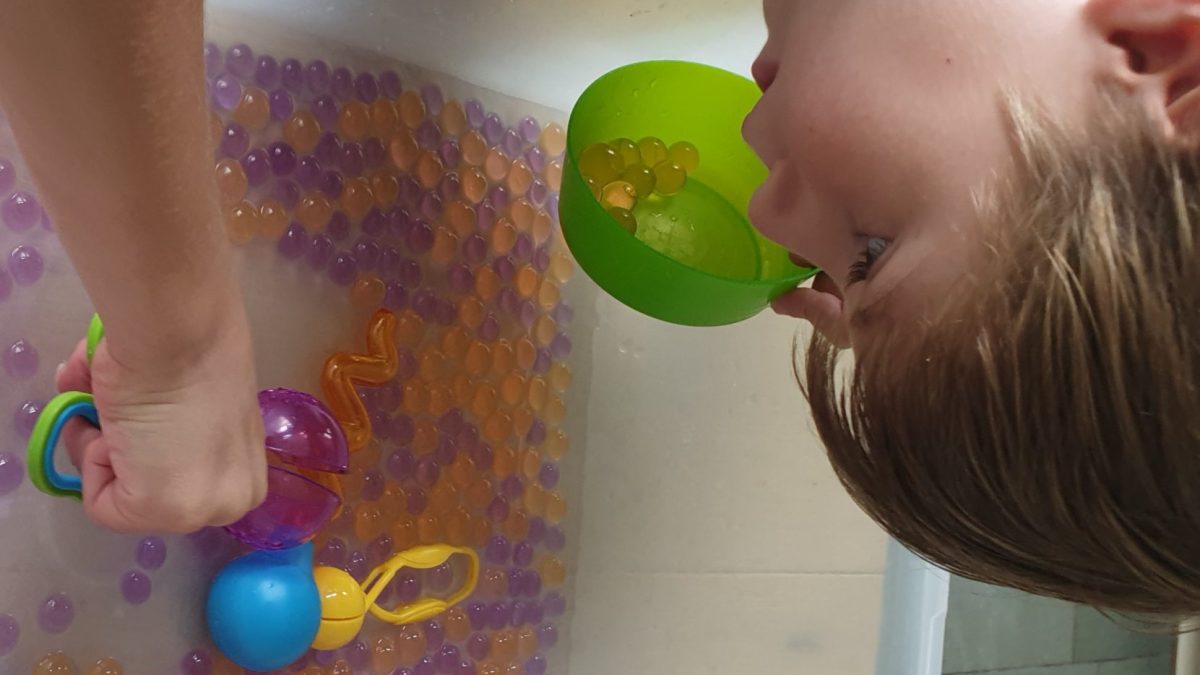 Water beads lend themselves perfectly as a sensory and educational activity for children. Check out our 7 activity tips with water pearls.