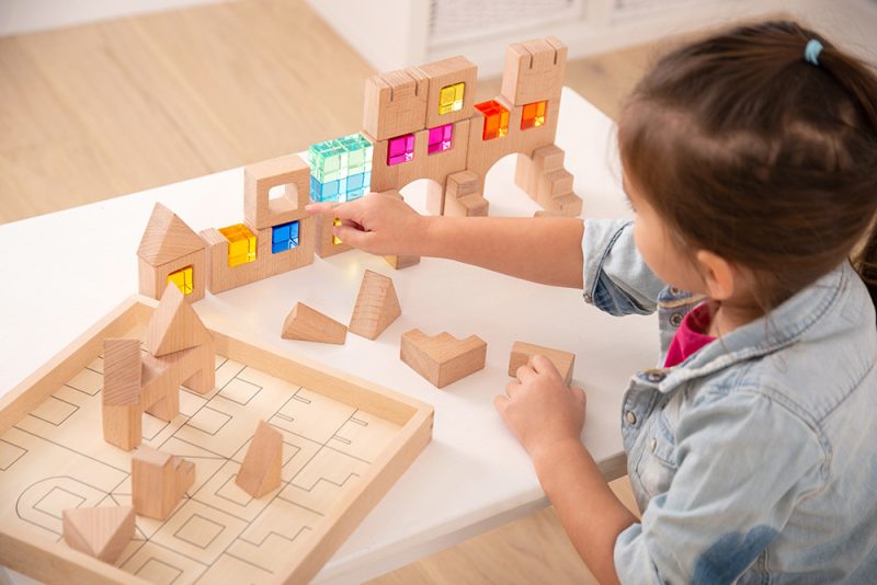 The wooden window blocks challenge creative and open-ended play. The loose acrylic blocks can be added to the structures as e.g. windows.