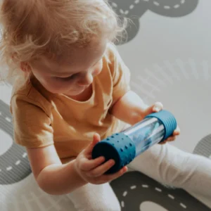 The sensory bottle "DIY calm down bottle" from Jellystone only needs to be filled with water. The content of the bottle can be adjusted.