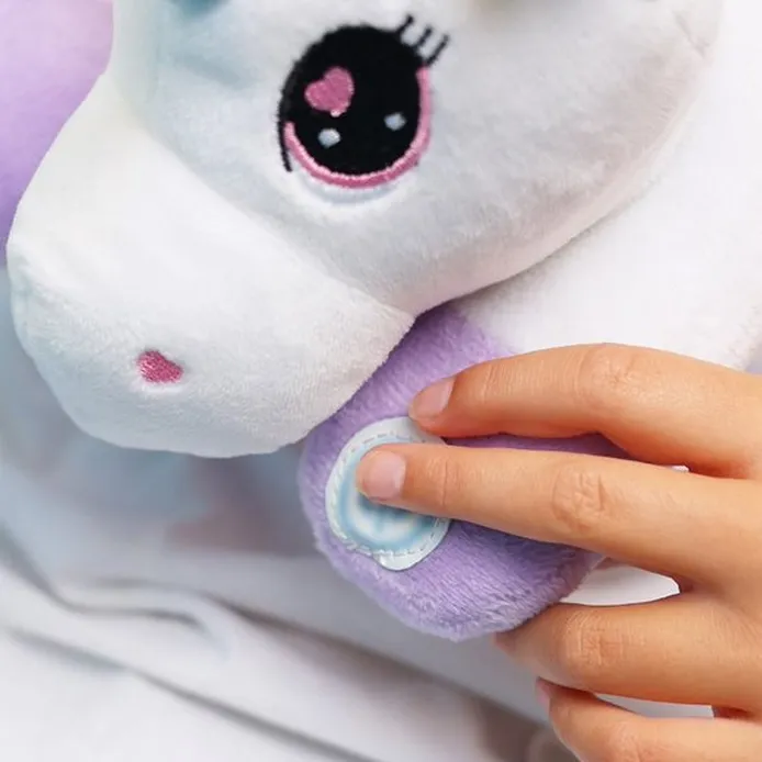 The vibrating neck pillow offers massage to the neck and shoulders and has a pain-relieving as well as a stimulating effect on children