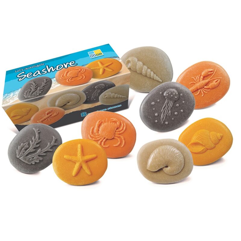 The sea tactile stone set consists of 8 stones with the flora and fauna of the sea. Perfect for outdoor exploration and investigative play.