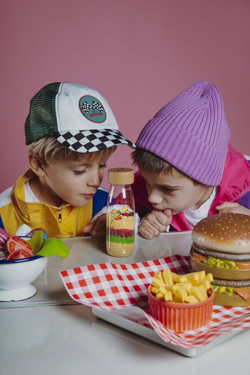 Petit Boum introduces your child to the concept of burger, fries, fast food