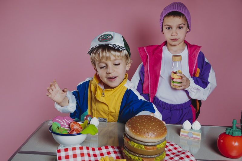 With the Mac Burger (Boum) Learning Bottle, you can introduce kids to fast food in an engaging way!