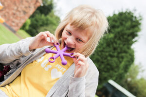 Chewing is more than just a way to process food; It has profound benefits for the brain, especially in the elderly. By improving blood flow and stimulating the orbitofrontal cortex, chewing can contribute to better cognitive health and a more comfortable feeling. While you don't have to chew throughout the day, chewing regularly, especially before important tasks, can help keep your brain sharp and healthy. So the next time you enjoy a meal, remember that you're not only nourishing your body, but also giving your brain a valuable boost.