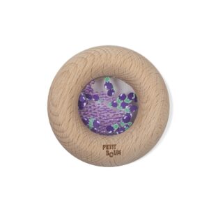 Meet Petit Boum's newest addition: the super fun sensory donuts! These cheerful wooden rattles in the shape of a donut are not only a feast for the eyes, but also a real pleasure to hold. They fit perfectly in little hands who want to discover the world! Just give them a good shake back and forth, and listen to the happy sound that stimulates your little one's senses. A perfect toy for curious babies! Made from 100% natural beech wood, these donuts are bite-resistant, safe and completely free of harmful substances – pure fun only! They are ideal for encouraging healthy eating behaviors from the very first smile. Whether you want to let your little one play or bite, this donut offers hours of fun.